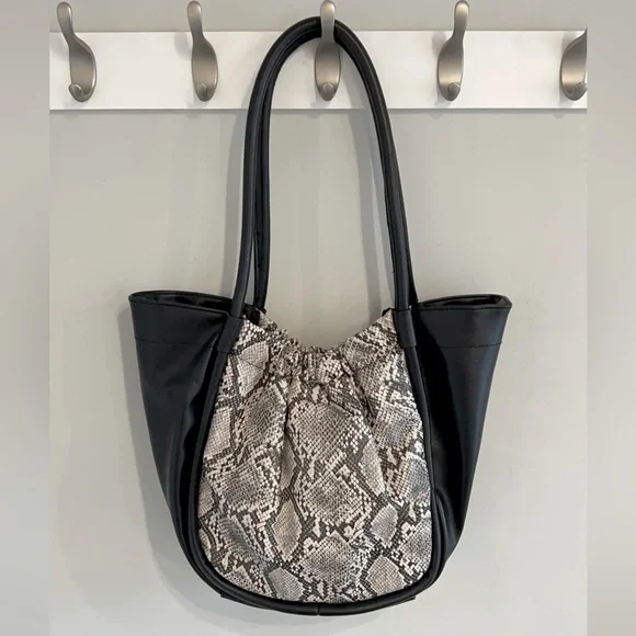 Giselle Paris, Women’s, Carry All, Tote Bag. - Picture 2 of 8